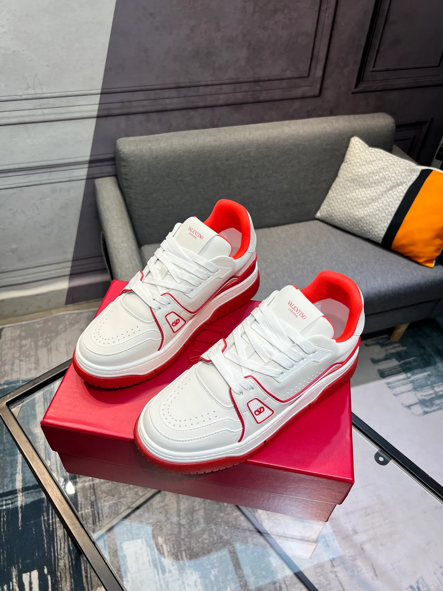 Men's Men's Shoes 💰660 Valentino 2023 early autumn new star shoes are now online! Wang Hedi and Ren Jialun have been worn by many celebrities. Who can refuse the same couple shoes as Wang Hedi! The design of Stars Stab My Heart is cool and spicy. The material of the shoes is cowhide, and every color is beautiful! Size 35-40, men’s size 39-44 (women’s 41, men’s 38, 45🉑️customized)